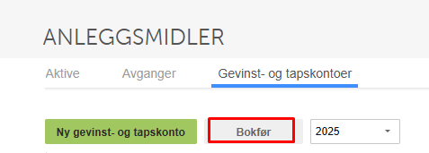 Anleggsmidler-side med fanene Aktive, Avganger og Gevinst- og tapskontoer. Knappene «Ny gevinst- og tapskonto» og «Bokfør». Årsvelger 2025.