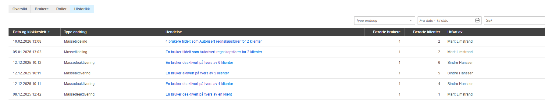 Historikk-fanen: tabell med masseendringer (dato, type, hendelse, brukere, klienter, utfører)
