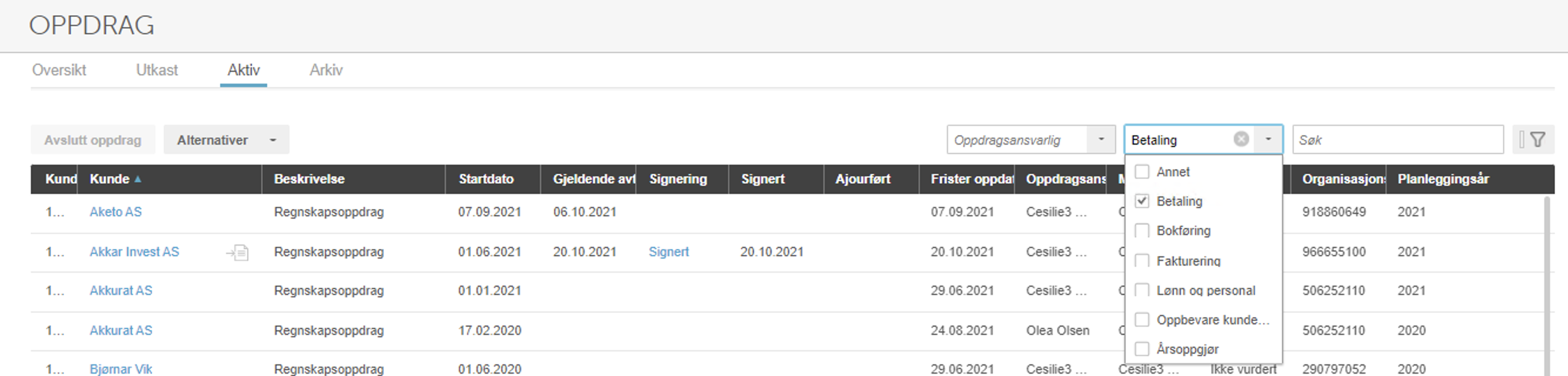 Oppdrag-liste med Betaling-filter åpent, viser regnskapsoppdrag for Aketo AS, Akkar Invest og Akkurat AS