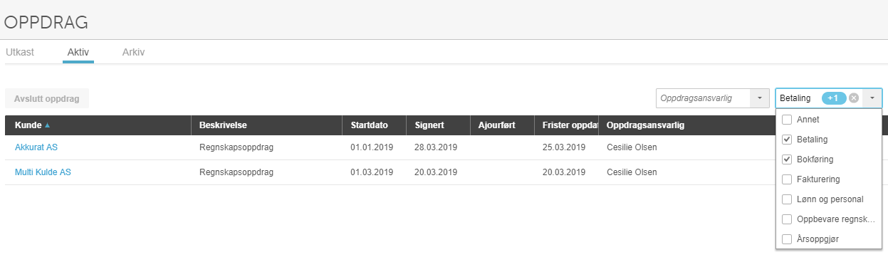 Oppdrags­liste med Aktiv-fanen, to regnskaps­oppdrag, og åpen filter­meny for oppdragstype